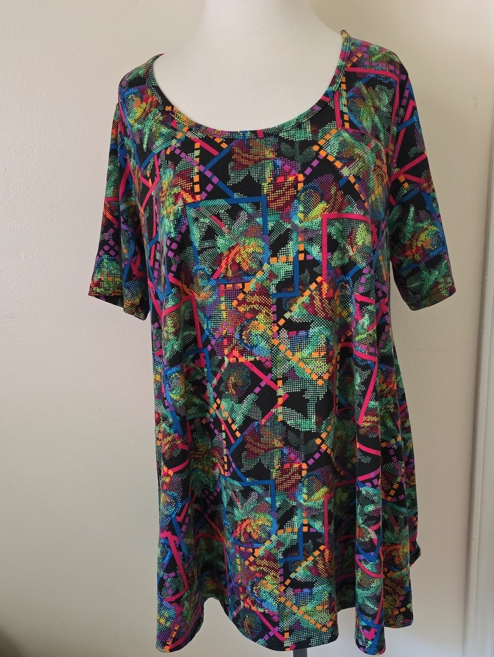 Lularoe Perfect T Full Tunic Shirt 🦄 Large Black Green Pixel Roses